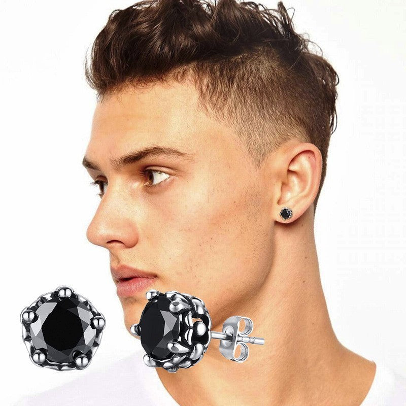 Uomo con orecchini diamanti neri